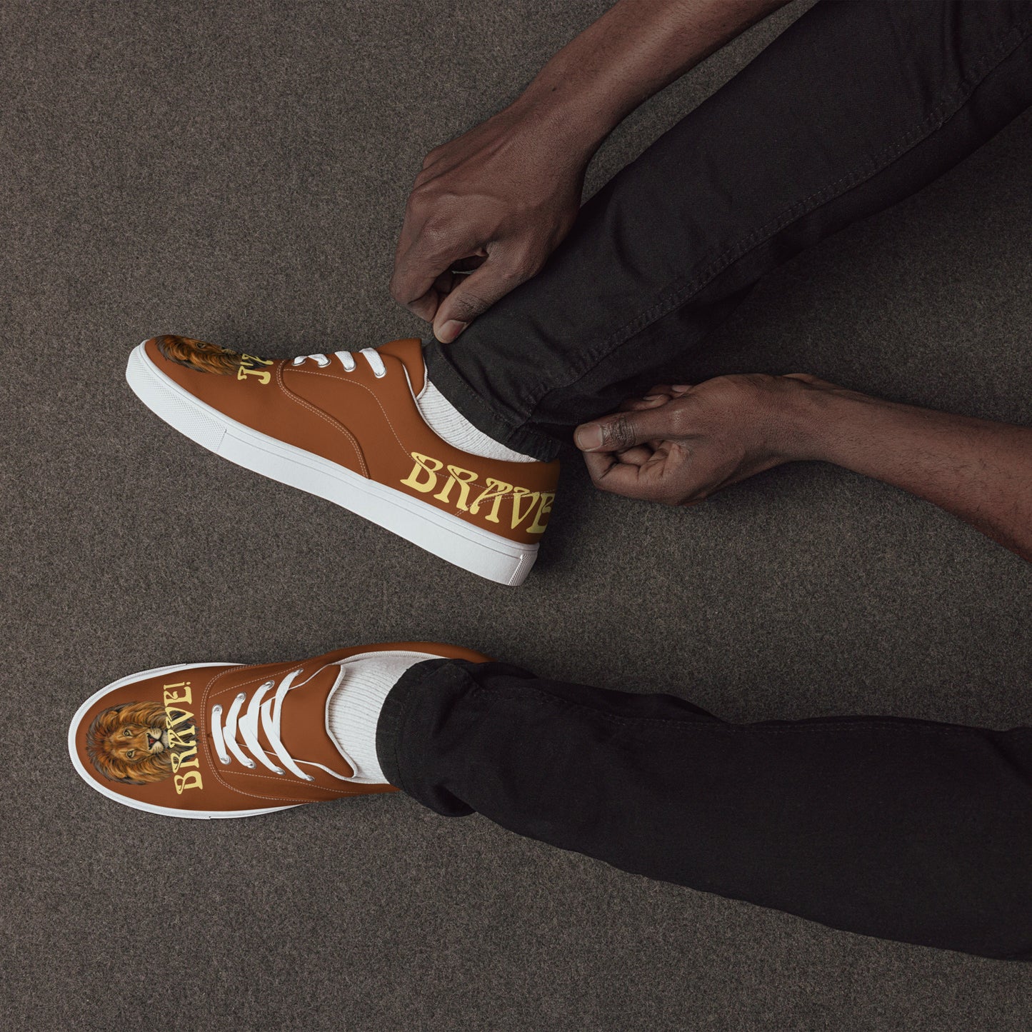 “I’AM BRAVE!” Brown Men’s Lace-Up Canvas Shoes W/Banana Font
